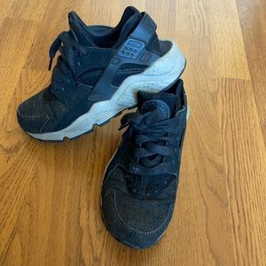 Nike sz 5 huarache black denim and suede sneakers worn handful of times